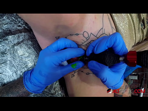 ❤️ Extremt tatuerade snyggingen Sully Savage fick en tatuering på sin klitoris Super sex at porn sv.justindianpornx.ru